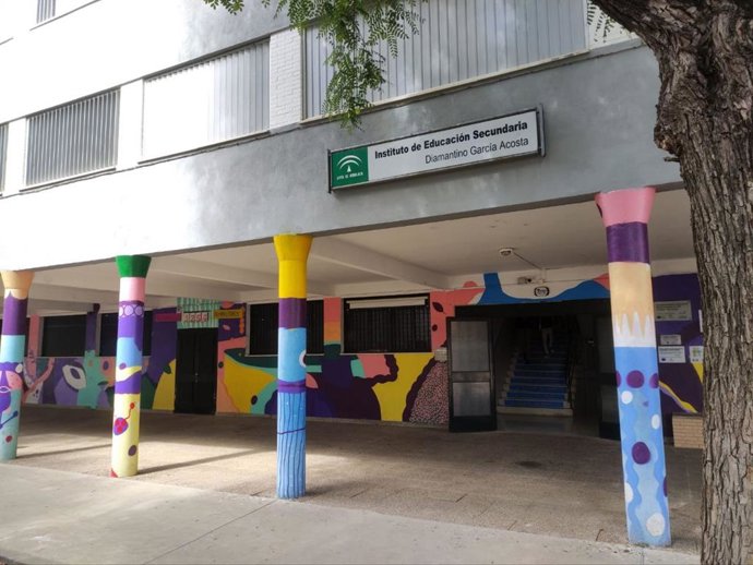 Fachada del instituto de educación secundaria (IES) Diamantino García Acosta