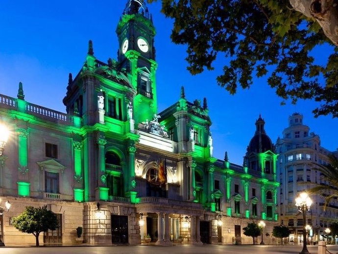 Ayuntamiento de Valencia iluminado de verde por el Día Mundial contra la Meningitis