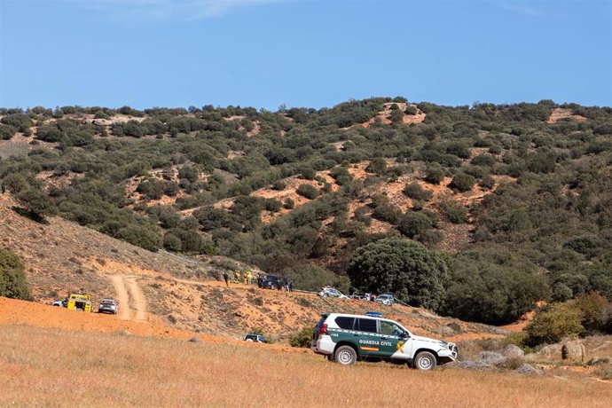 Varios vehículos de la Guardia Civil en las inmediaciones de la zona en la que ha caído el caza F18, a 4 de octubre de 2024, en Teruel, Aragón (España).