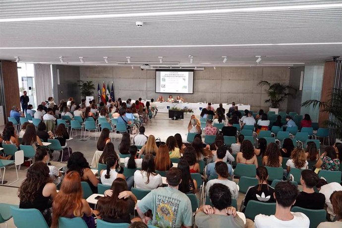 II Jornada '¿Hay estudiantes con cáncer en la Universidad? Qué puedo hacer', organizadas por la profesora del departamento de Psicobiología y Metodología de las Ciencias del Comportamiento Mercedes Martín López.