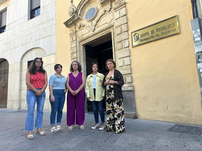 Rosa Rodríguez (centro), junto a otras dirigentes de IU, ante la Delegación del Gobierno andaluz en Córdoba.