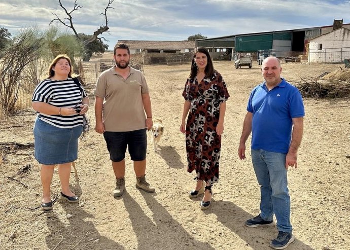 Visita del PP a una explotación ganadera gestionada por un chico joven en Hinojosa del Duque.