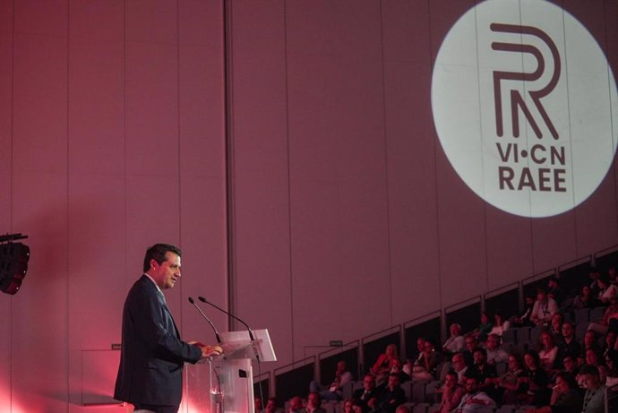 El presidente de la FAMP y alcalde de Córdoba, José María Bellido, en la clausura del Congreso Nacional de RAEE.