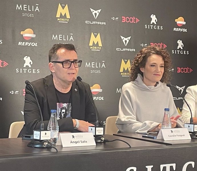 El director del Festival de Sitges, Ángel Sala, y la realizadora francesa Coralie Fargeat, en la presentación de 'La sustancia'