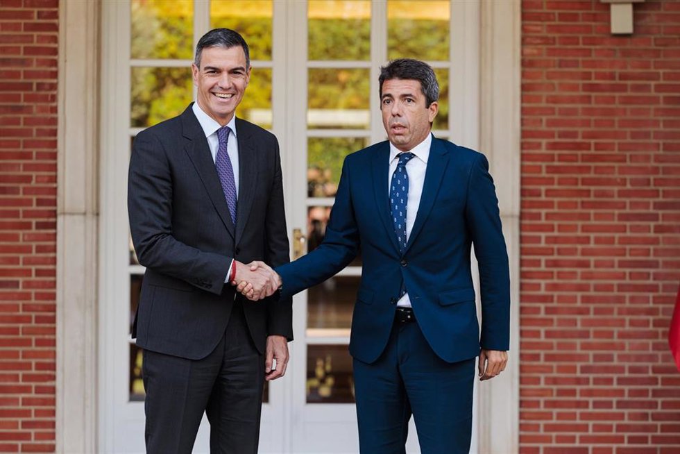 El presidente del Gobierno, Pedro Sánchez (i), durante su reunión con el presidente de la Comunitat Valenciana, Carlos Mazón (d), en el Complejo de La Moncloa, a 4 de octubre de 2024, en Madrid (España). Estas reuniones se enmarcan en la ronda que suele