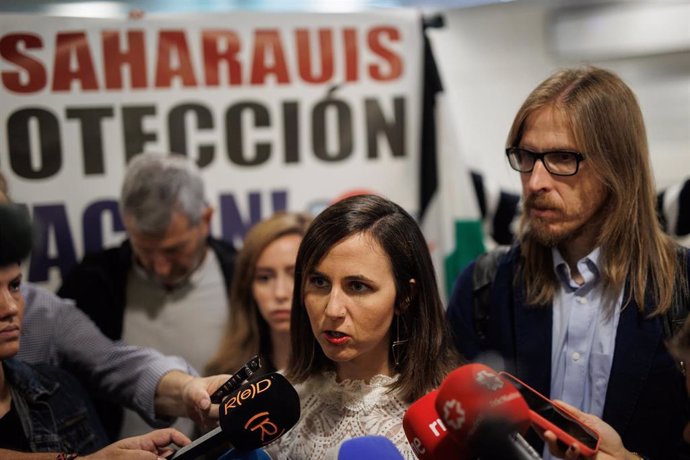 La secretaria general de Podemos, Ione Belarra, ofrece declaraciones a los medios en la Terminal T-1 del Aeropuerto Adolfo Suárez-Madrid Barajas, tras no permitirle visitar a los saharauies retenidos, a 23 de septiembre de 2024, en Madrid (España).