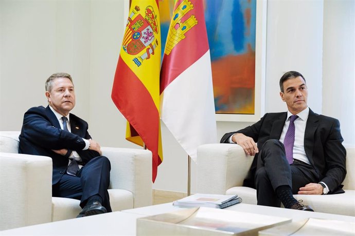 El presidente del Gobierno, Pedro Sánchez (d), durante su reunión con el presidente de Castilla-La Mancha, Emiliano García-Page (i), en el Complejo de La Moncloa.