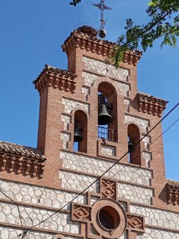 Bomberos quitan peso a un nido de cigüeña en una iglesia de Parla por riesgo estructural y para las personas