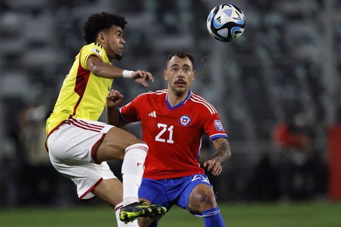 Futbol, Chile vs Colombia. Segunda fecha, eliminatorias al mundial 2026. El jugador de la seleccion colombiana Luis Diaz, izquierda, disputa el balon con Matias Catalan de Chile durante el partido de clasificacion al mundial 2026 realizado en el estadio