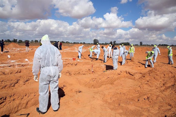 Archivo - Especialistas inspeccionan las fosas comunes de  Tarhuna, en Libia