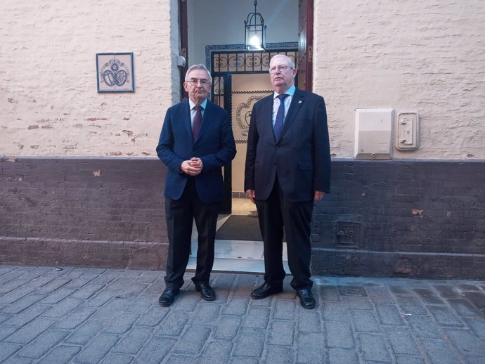 El periodista José Joaquín León (i) junto al presidente del Consejo, Francisco Vélez (d)..