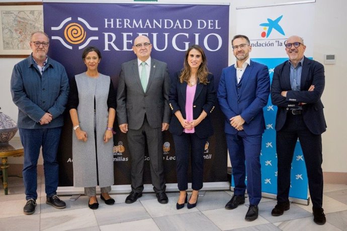 Foto de familia tras renovar el compromiso entre ambas entidades.