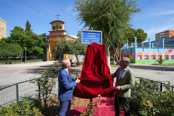 Pino Montano estrena la rotulación de una plaza dedicada a María Santísima del Amor