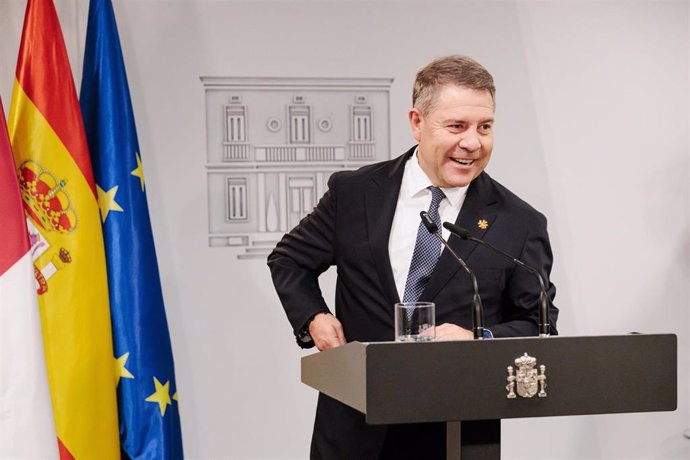 El presidente de Castilla-La Mancha, Emiliano García-Page, durante una rueda de prensa posterior a la reunión con el presidente del Gobierno, Pedro Sánchez, en el Complejo de La Moncloa.