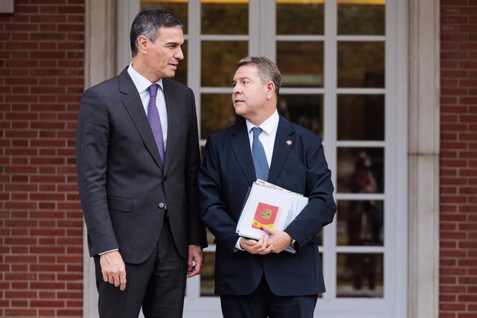 El presidente del Gobierno, Pedro Sánchez (i), durante su reunión con el presidente de Castilla-La Mancha, Emiliano García-Page (d), en el Complejo de La Moncloa, a 4 de octubre de 2024, en Madrid (España). Estas reuniones se enmarcan en la ronda que suel