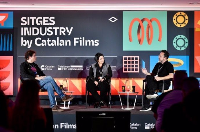 De izquierda a derecha: El director general de la Fundación SGAE, Rubén Gutiérrez del Castillo, y los directores y guionistas Grazia Tricarico y Paco Plaza, en la jornada Horror Girls, de la 57ª edición del SITGES – Festival Internacional de Cinema Fantàs