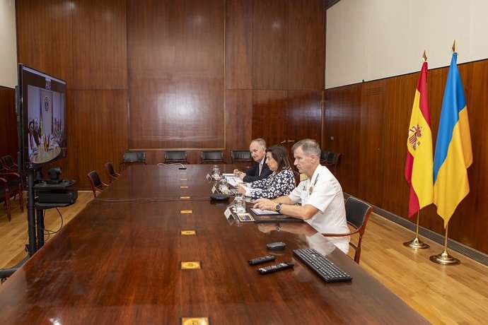 La ministra de Defensa, MArgarita Robles, mantiene una videoconferencia con la Guardia de Fronteras de Ucrania desde la sede del Ministerio, a 4 de octubre del 2024.