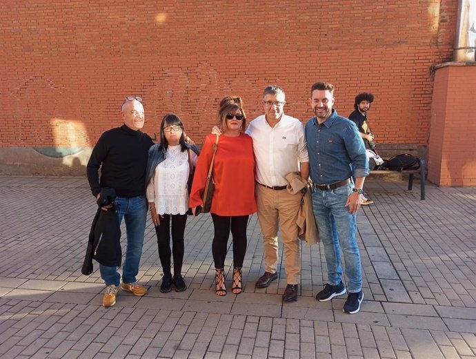 El portavoz del grupo socialista en el Congreso de los Diputados, Patxi López, y el secretario provincial del PSOE de Zamora, Antidio Fagúndez, junto a varios militantes a la entrada de la sede de Zamora.