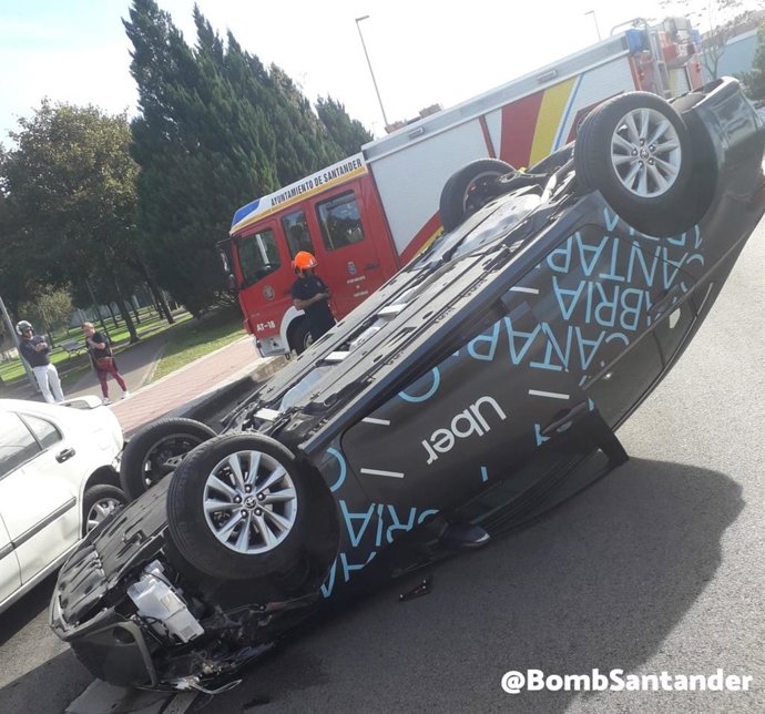 Herido un conductor tras volcar su coche en Nueva Montaña