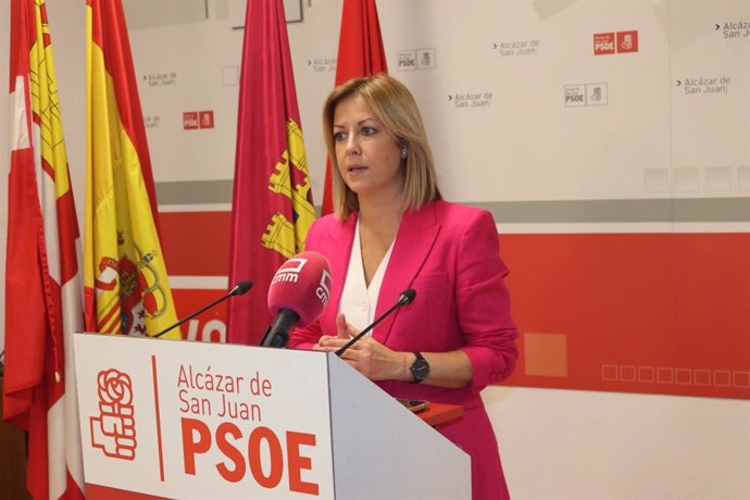 La portavoz socialista Ana Isabel Abengózar en rueda de prensa desde Alcázar de San Juan.