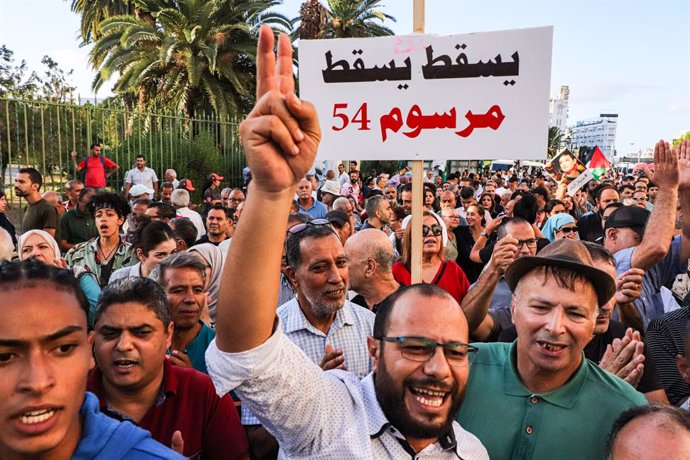 13 September 2024, Tunisia, Tunis: People take part in a protest from Republic Square towards Habib Bourghiba Avenue in central Tunis ahead of the upcoming presidential elections. Demonstrators called for rejected candidates to be allowed to stand in the 