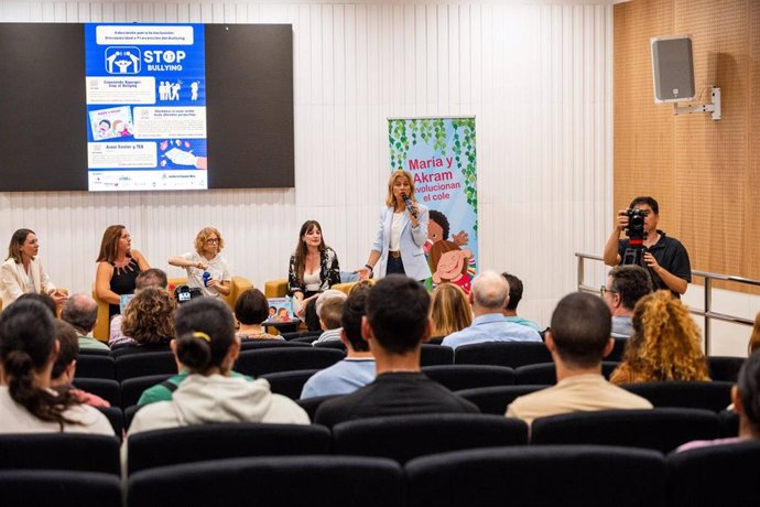 La concejala de Familia, Inclusión e Igualdad del Ayuntamiento de Almería, Paola Laynez, durante su discurso.