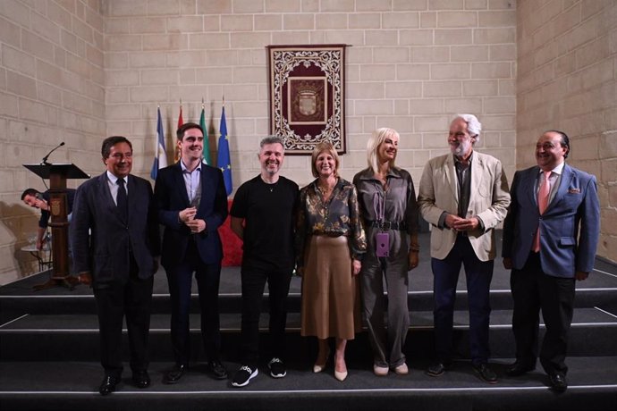 La alcaldesa de Jerez, María José García-Pelayo (c), entre otras autoridades presentes en la segunda jornada de la Feria del Libro de Jerez.