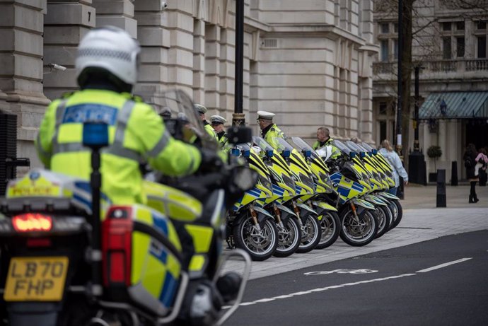 Archivo - Imagen de archivo de agentes de Policía de Londres motorizados