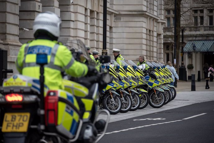 Archivo - March 16, 2024, London, United Kingdom: Motorcycle officers are parking near the Whitehall during the protest. Stand Up To Racism organisation organised a protest to the Home Office in London, UK. Demanding to stop islamophobia and deportation. 