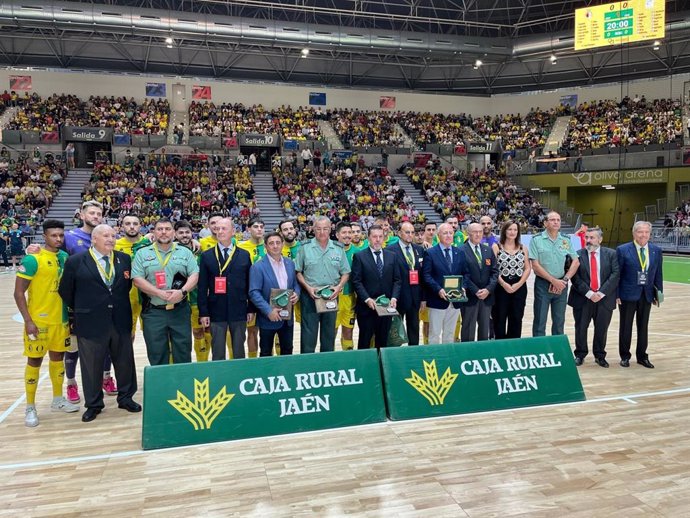 El presidente de la Diputación de Jaén, Paco Reyes, entre las autoridades y agentes de la Guardia Civil, homenajeada en el partido amistoso.