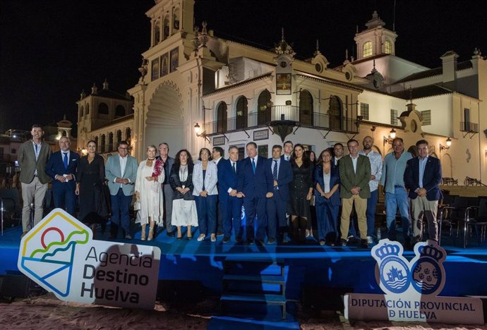 Autoridades y premiados posan en el escenario ubicado delante del Santuario de la Virgen del Rocío.