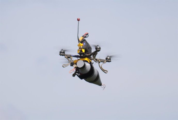 Archivo - July 22, 2024, Kyiv, Ukraine: KYIV REGION, UKRAINE - JULY 21, 2024 - A kamikaze drone with a warhead performs a demonstration flight during the 2nd Drone Racing Tournament by the Federation of Military Technological Sports of Ukraine flies a dro