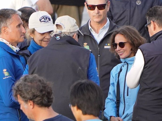 El Rey Juan Carlos, la Infanta Elena y Laurence Debray durante su desembarco en el puerto deportivo, a 04 de Octubre de 2024, en Sanxenxo (España).    Ángel Díaz Briñas / Europa Press EL REY JUAN CARLOS;INFANTA ELENA;LAURENCE DEBRAY;REGATAS; 04/10/2024