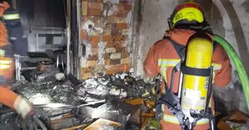 Extinguido un incendio que calcinó el comedor de una vivienda en la playa del Puig de Valencia