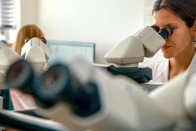 Una investigadora realñiza su trabajo en una imagen de archivo.