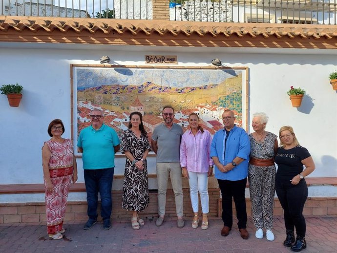 La delegada del Gobierno de la Junta en Almería, Aránzazu Martín (3i), junto al alcalde de Bédar, Ángel Collado (4i), y vecinos de la localidad.