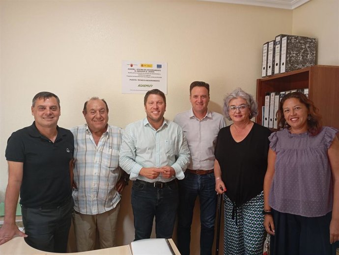 El director general de Producción Agraria, Ganadera y Pesquera , Juan Pedro Vera, durante la visita a la oficina de asesoramiento de El Mirador (San Javier).
