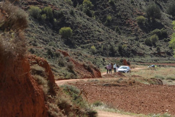 Varias personas en las inmediaciones de la zona en la que cayó este viernes el caza F18 pilotado por el teniente coronel del Ejército del Aire y del Espacio Pablo Estrada Martín, en Teruel, Aragón (España).