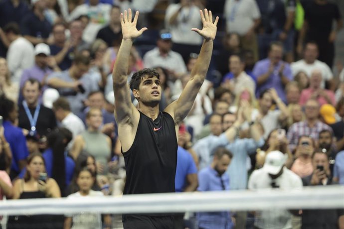 Archivo - Carlos Alcaraz of Spain celebrates his first round victory during day 2 of the 2024 US Open, Grand Slam tennis tournament on 27 August 2024 at USTA Billie Jean King National Tennis Center in Flushing Meadows, Queens, New York, United States - Ph