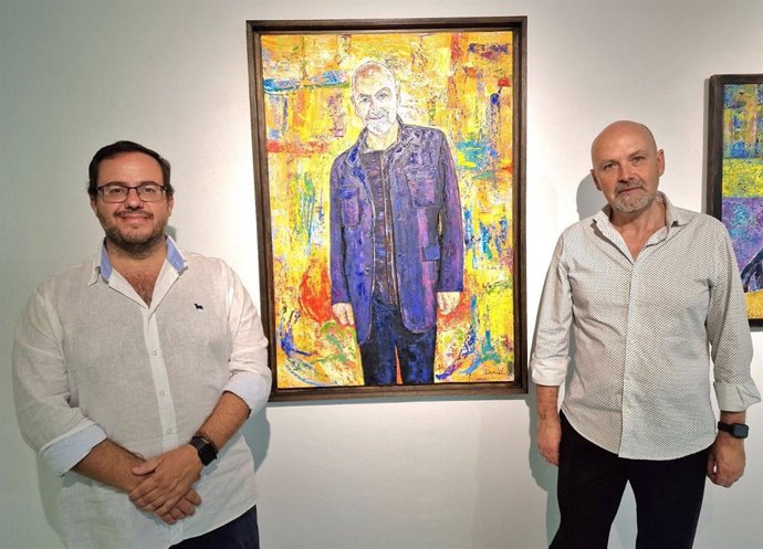 El teniente de alcalde de Cultura de El Puerto, Enrique Iglesias (i), junto al artista Esteban Doncel (d).