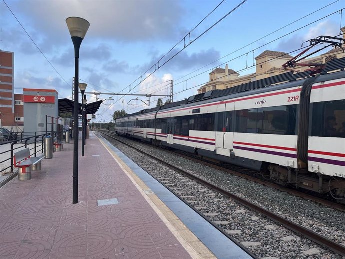 Archivo - Tren de la línea C-1 de Cercanías de Renfe a su paso por el apeadero de El Pinillo, en el municipio malagueño de Torremolinos.