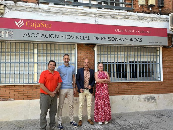 Los concejales Antonio Hurtado y Ángel Ortiz junto a representantes de la Asociación Provincial de Personas Sordas en Córdoba.