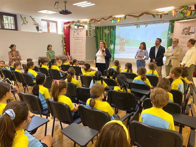 Taller de sensibilización del uso del contenedor marrón en un colegio de Granada.