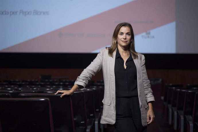 La productora valenciana María Zamora en el coloquio abierto 'Converses de Cinema', organizado por la Asociación de Productores y Productoras Independientes Audiovisuales de la Comunitat Valenciana (Avant) en los Cines Lys de València.