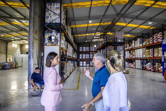 La alcaldesa de San Fernando (Cádiz), Patricia Cavada, durante su visita al Banco de Alimentos.