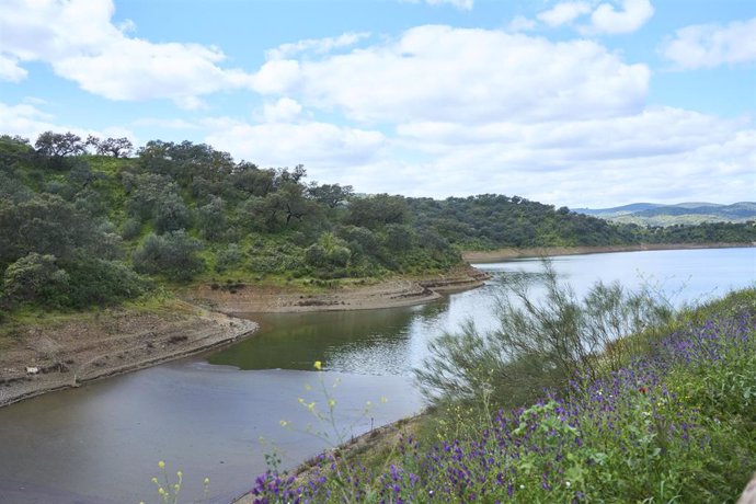 Archivo - Detalle del embalse de la Minilla, en el Ronquillo, tras las lluvias caídas de la borrasca Mónica, a 11 de marzo de 2024 en Sevilla (Andalucía, España).