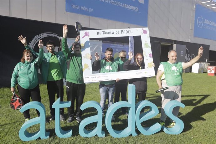 Usuarios de Atades participan en el encuentro inclusivo organizado dentro del III Torneo de Pádel Atades-CEOE Aragón en Pádel Zaragoza.