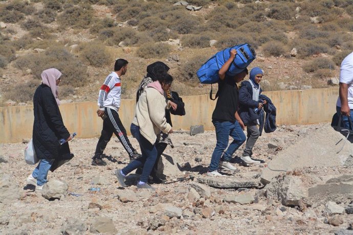 Libaneses y sirios cruzan la frontera de Siria para escapar de los bombardeos israelíes 