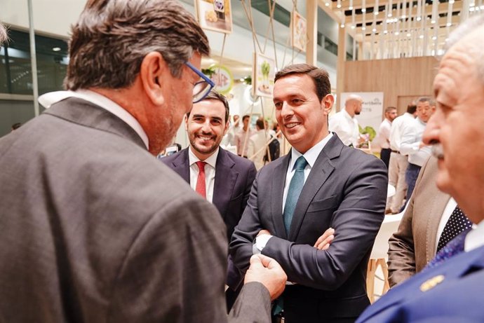 El presidente de Diputación, Javier Aureliano García, junto con el diputado provincial Carlos Sánchez en la pasada edición de Fruit Attraction.