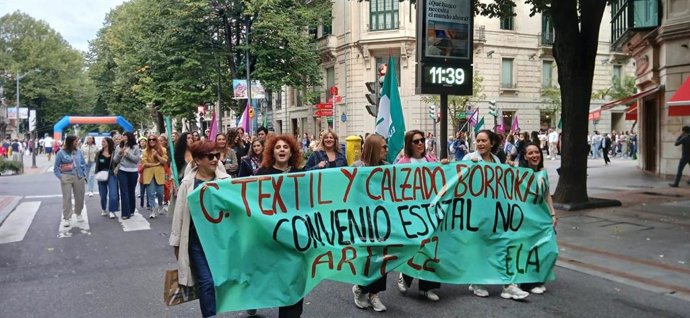 Manifestación de trabajadores del sector textil y comercio de calzado  en Bilbao contra la "imposición del convenio estatal.